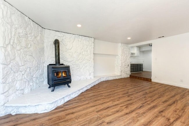 Building Photo - 23986 Oakmont Way