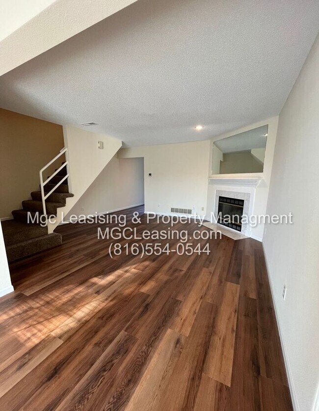 Building Photo - Spacious Townhome in Lee's Summit with Fireplace, Garage, and In-Unit Laundry