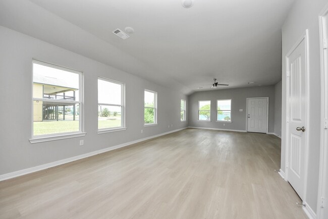Building Photo - 1105 W Bayshore Dr