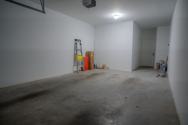 Building Photo - 3/2~Soho St ~ Resort Style Living!!!