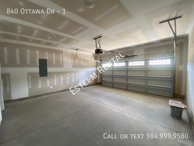 Building Photo - 840 Ottawa Dr