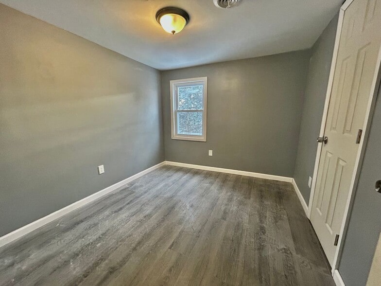 Building Photo - 553 Mumford St