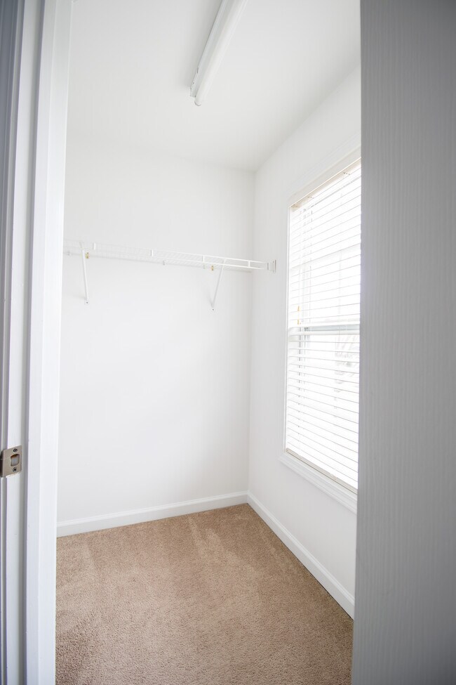 Building Photo - 2047 Sinclair Trce