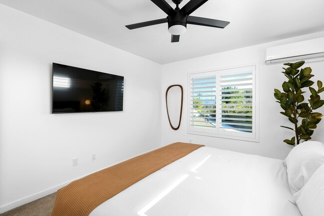 Building Photo - 663 S Tulip St