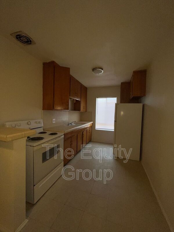 Building Photo - 570 S Richmond Ave