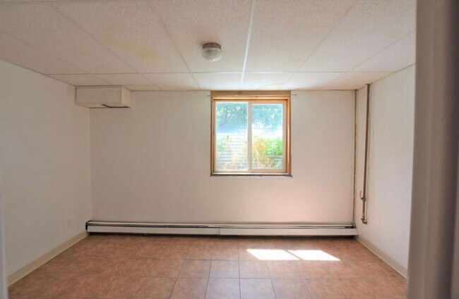 Building Photo - Charming six bedroom home near River North...