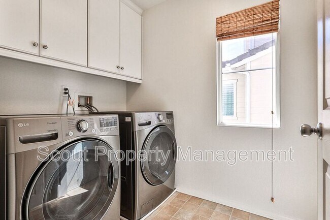Building Photo - 28814 S Lake Dr