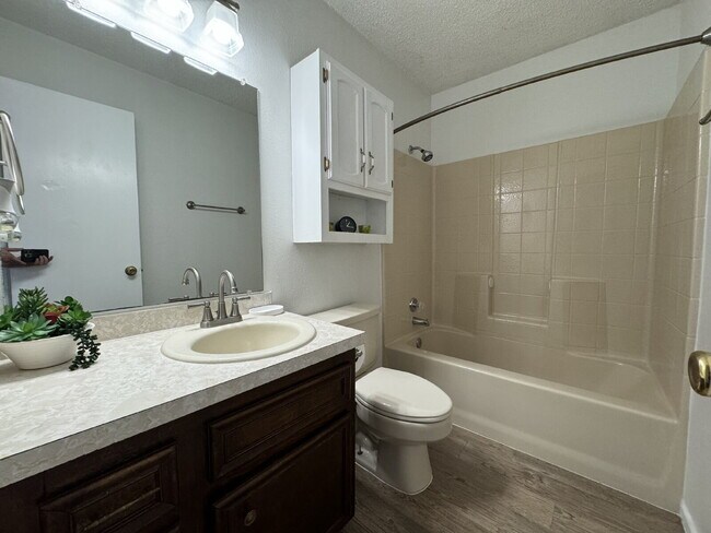 Building Photo - Well Maintained 2 bedroom 1 bath