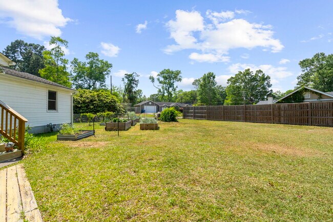 Building Photo - 2217 Doris Dr