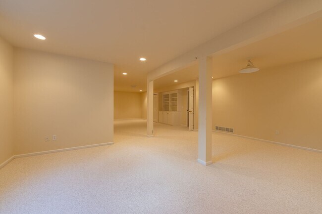 Building Photo - Fully Furnished Executive Condo