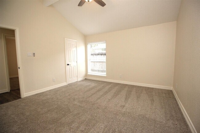 Building Photo - 805 Willow Creek Dr