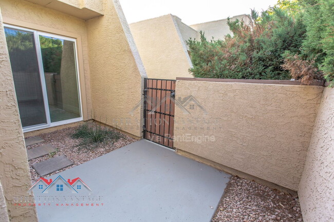 Building Photo - 712 W 14th St