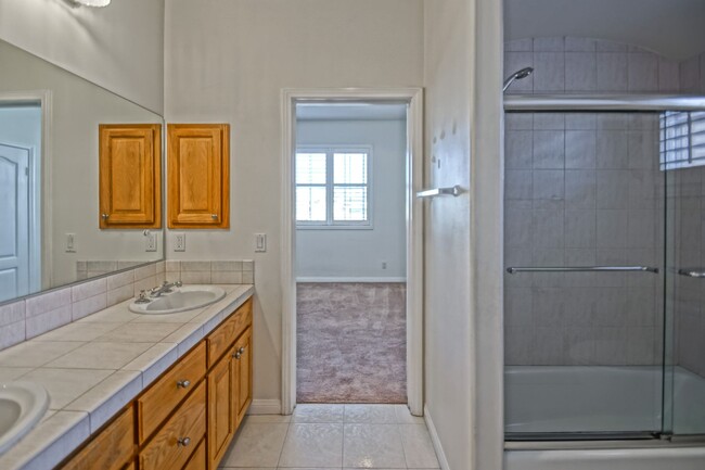 Building Photo - VERY SPACIOUS, BRIGHT & AIRY HOME W/ UNIQU...