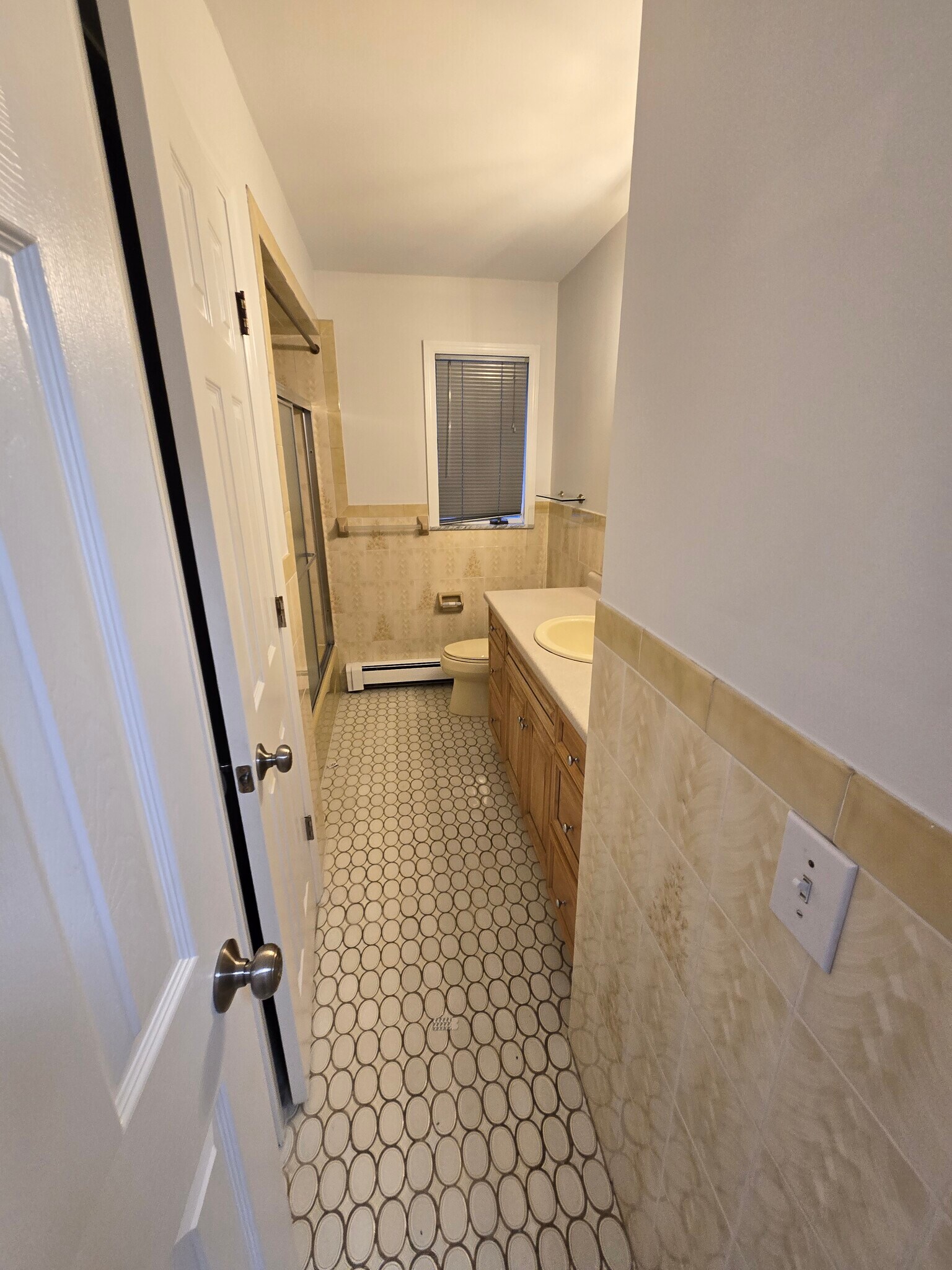 Main Bathroom - View 1 - 401 2nd St