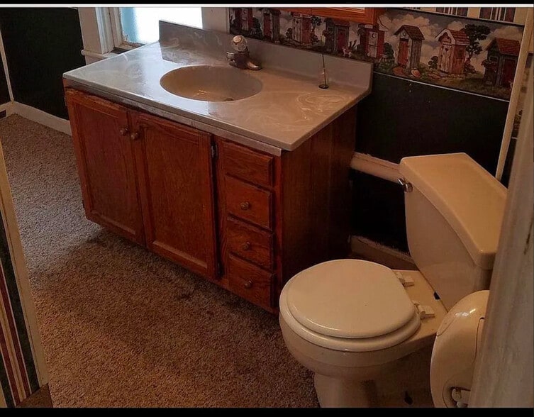 Building Photo - 1402 E Fox St