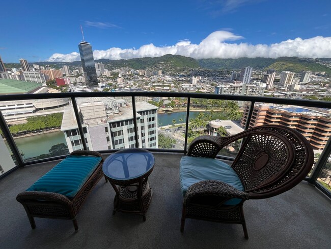 Building Photo - Luxury 1-Bedroom Condo with Stunning Views...