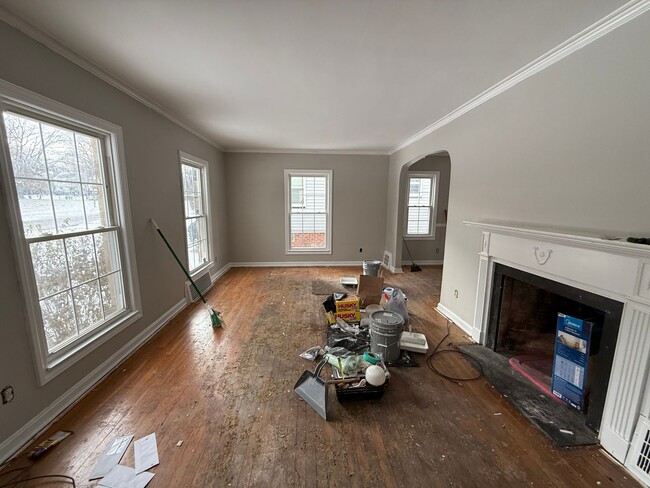 Building Photo - 3 BED 1.5 BATH SINGLE FAMILY HOME IN CLEVE...