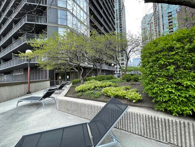 Building Photo - 10 E Ontario St