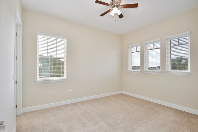 Building Photo - Beautiful 3/2.5 Spacious Townhome with a L...