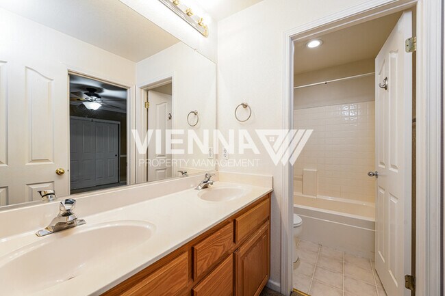 Building Photo - Spacious 4 Bedroom Home in Desirable Neighborhood