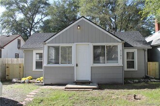 Building Photo - 2 bed/1 bath/fenced in backyard