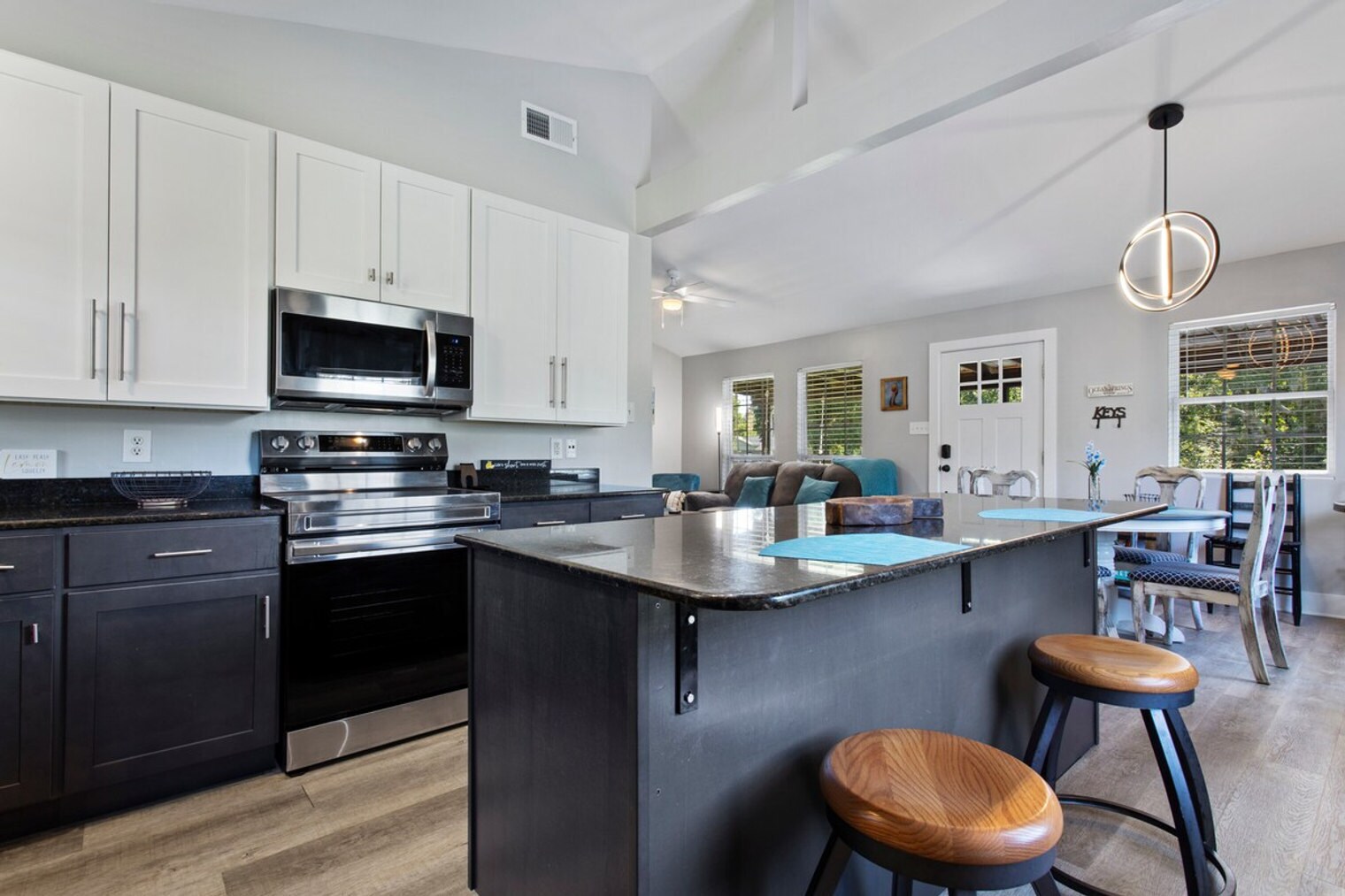 Building Photo - 6733 Mary St