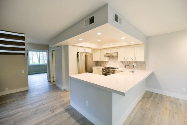 Building Photo - Fully Remodeled unit in the beautiful gate...