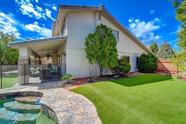 Building Photo - Charming 4 bedroom 3 bath fully furnished pool home in the heart of spring valley!