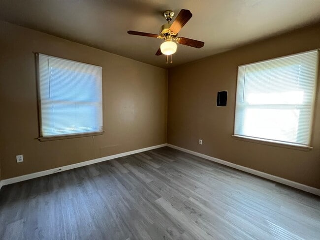 Building Photo - 3818 NW Bell- AVAILABLE NOW!