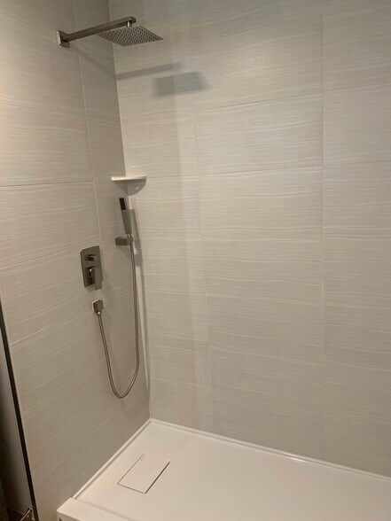 shower - 718 W Babcock St