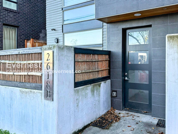 Building Photo - 2618 Eastlake Ave E