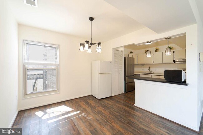 Building Photo - 37 Canterbury Square