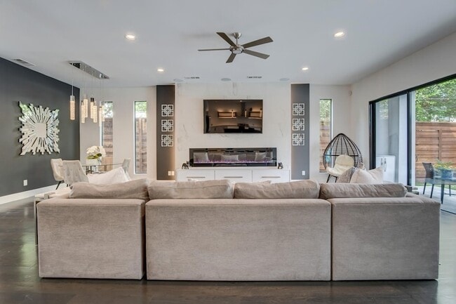 Building Photo - 5017 Milam St