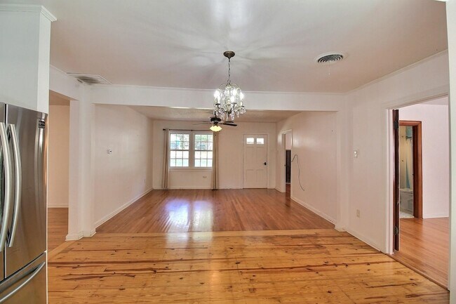 Building Photo - 487 S Center St
