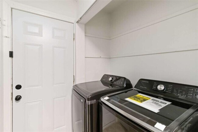 Building Photo - 46 Le Parc Fontaine