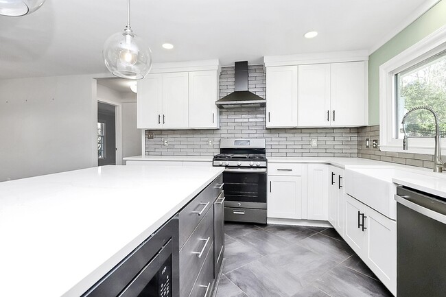 Building Photo - 1932 Stoneyridge Dr