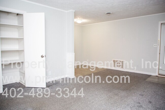 Building Photo - 2 Bedroom and 1 Bathroom Home Available For Rent!