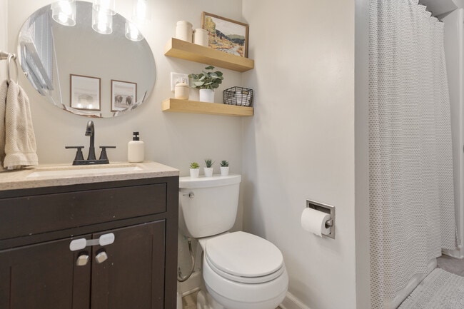 Building Photo - 328 S 14th St