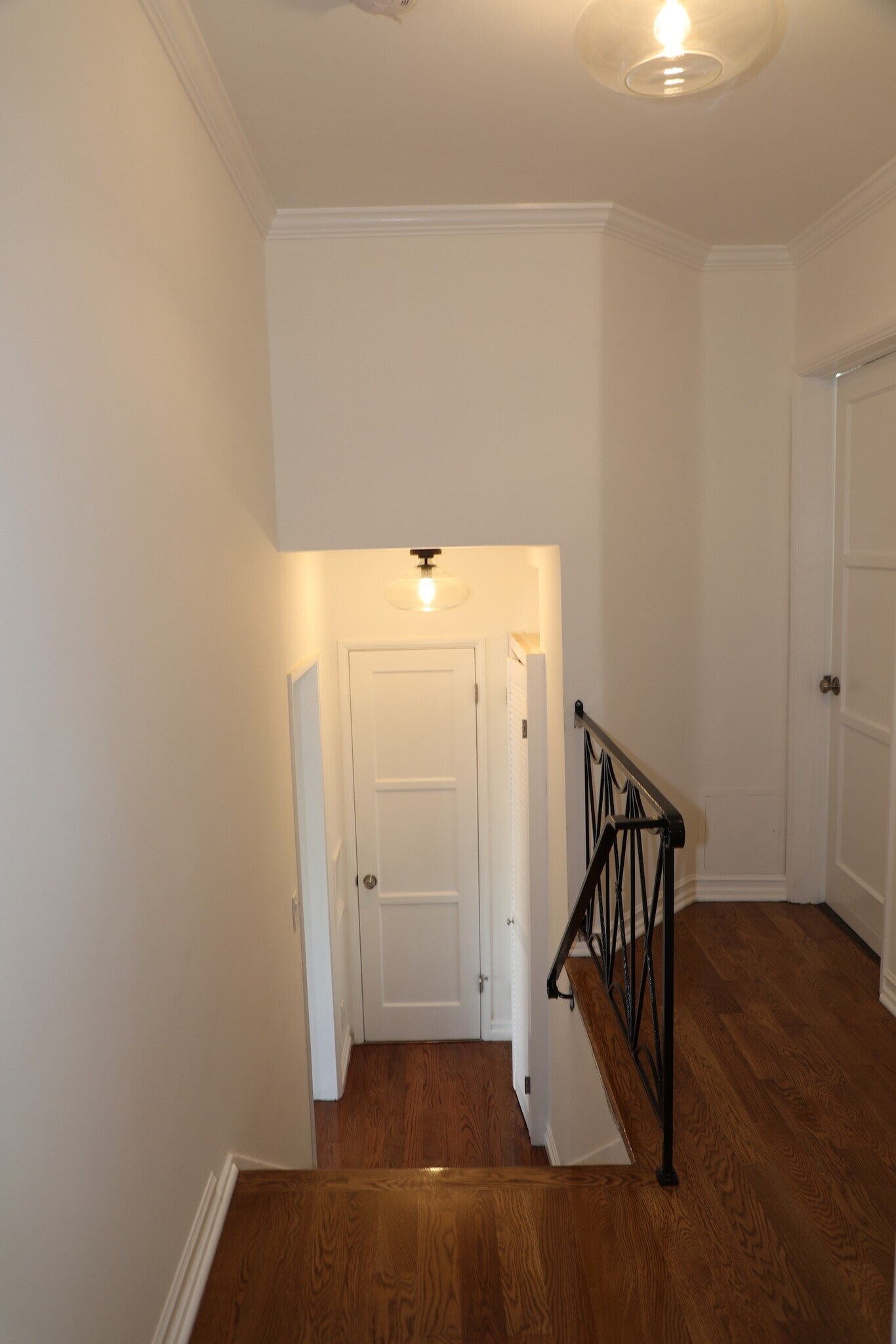 SPILT LEVEL HALLWAY w/ LINEN CLOSET - 1413 S Beverly Glen Blvd