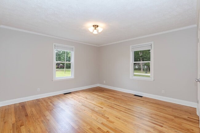 Building Photo - Charming 2-Bedroom Home with Screened Porc...