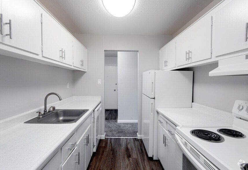 1BR, 1BA - 660SF - The Arbor