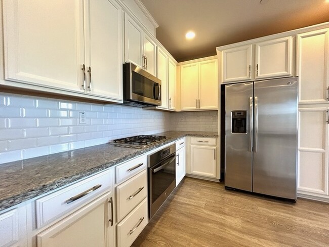 Building Photo - Beautiful 3 Bedroom 2.5 Bathroom in Gated ...