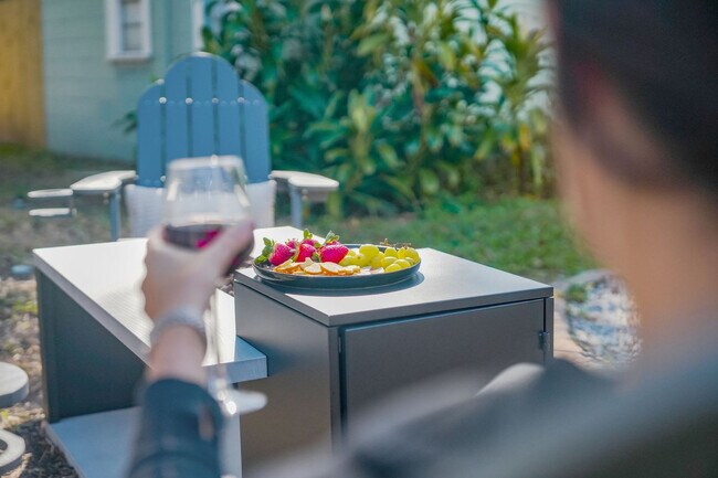 Building Photo - 720 1/2 West Woodlawn Avenue-SI ID1271939P