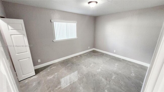 Building Photo - 416 S 28th Ave