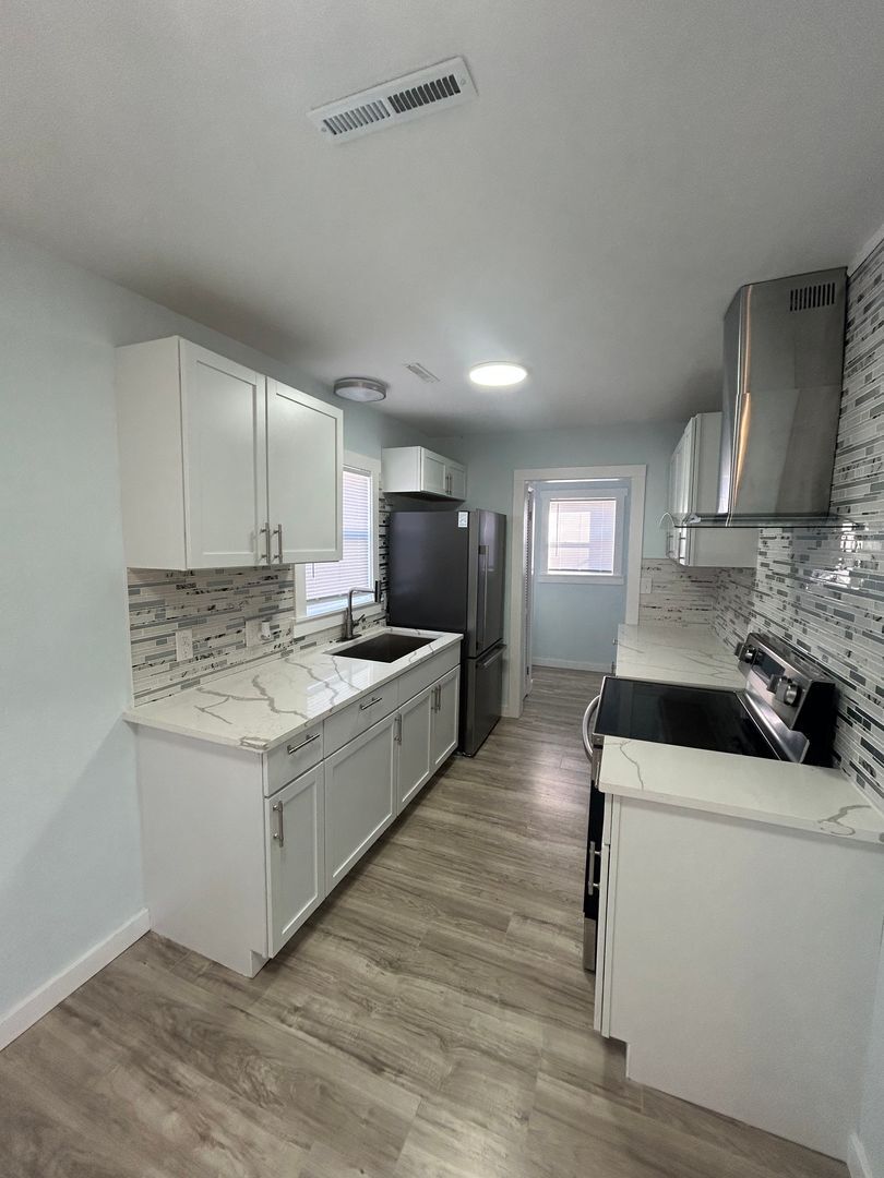 Building Photo - 2336 N Estelle Ave