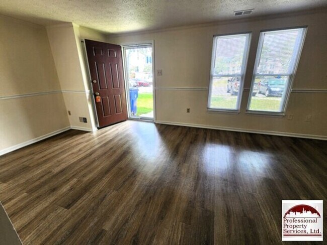 Building Photo - Charming 3br/1.5ba Townhome Updated, Convenient, And Move In Ready