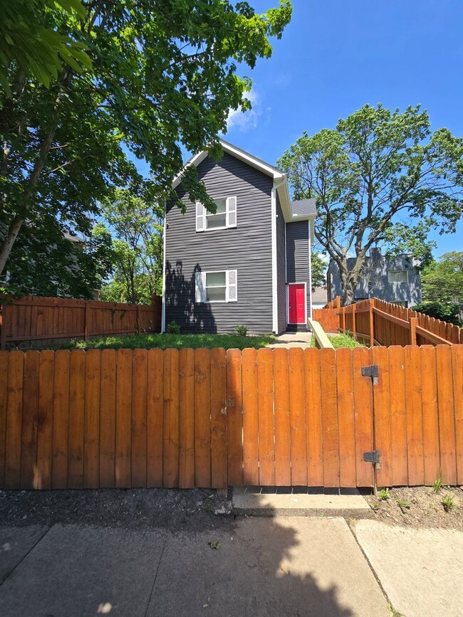 Building Photo - 3 BEDROOM SINGLE FAMILY HOME