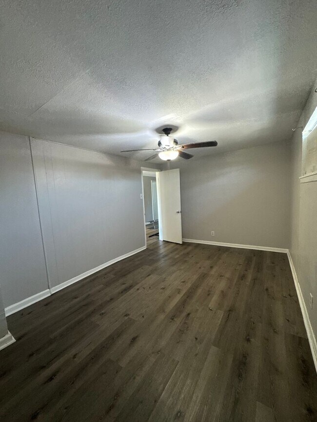 Building Photo - Charming Updated Duplex