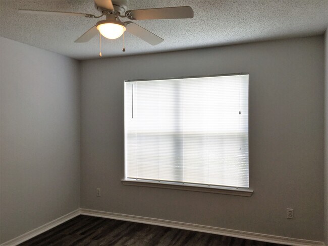 Building Photo - 902 Lauderhill Ln