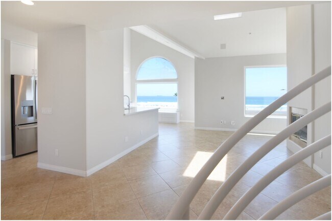 Building Photo - Oceanfront Penthouse in Huntington Beach!!